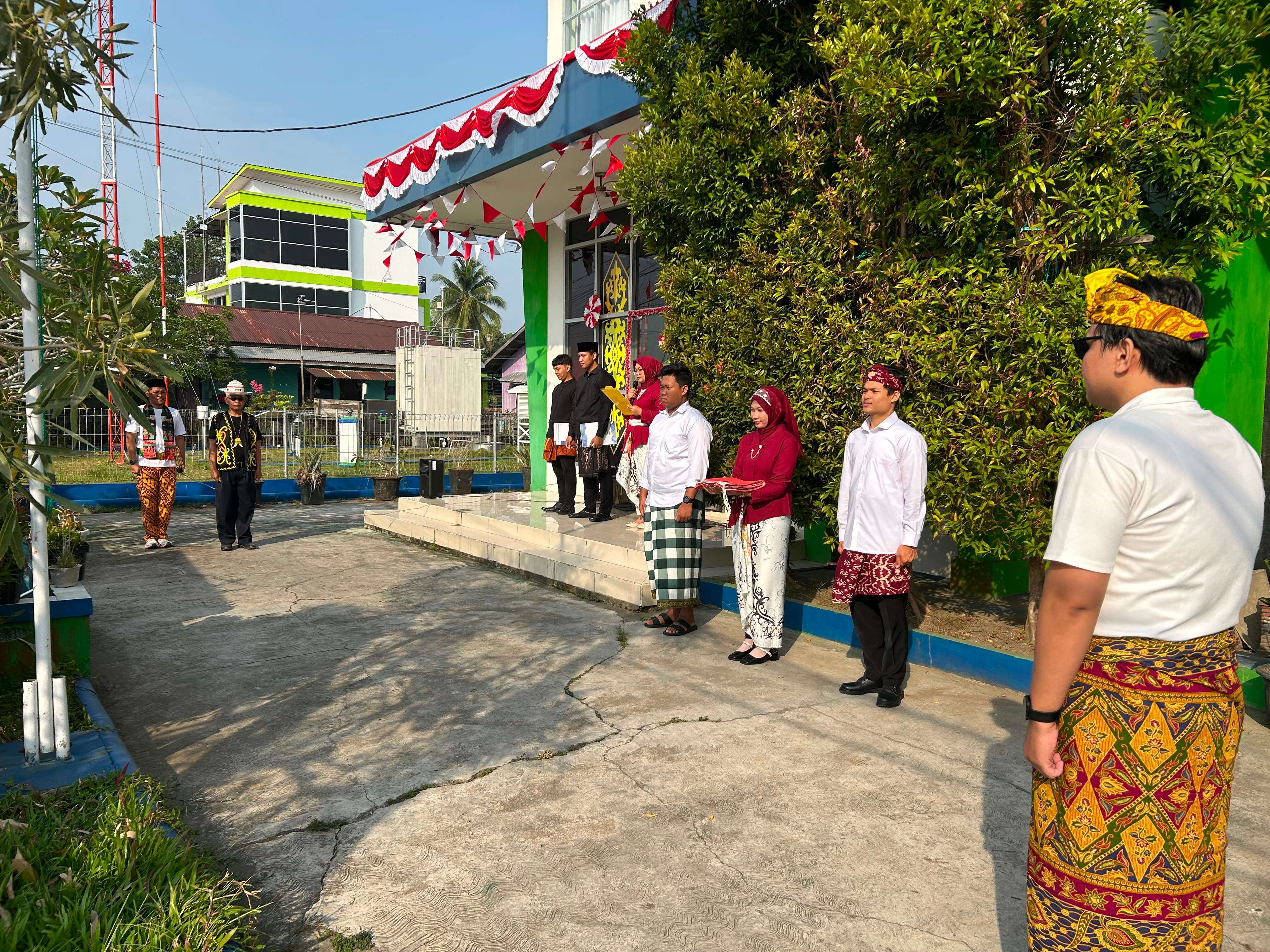 Khidmat dan Penuh Semangat, BMKG Tanjung Harapan Gelar Upacara Peringatan HUT Ke-81 Kemerdekaan RI menggunakan Pakaian Adat